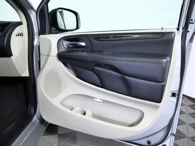 Used 2016 Dodge Grand Caravan SXT FWD image 8