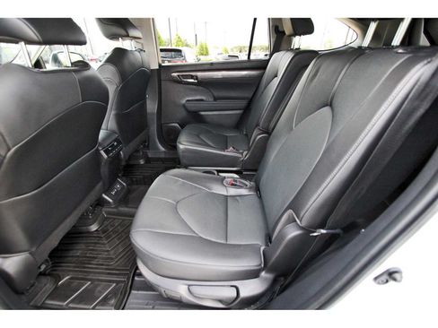 Used 2023 Toyota Highlander Limited FWD image 13