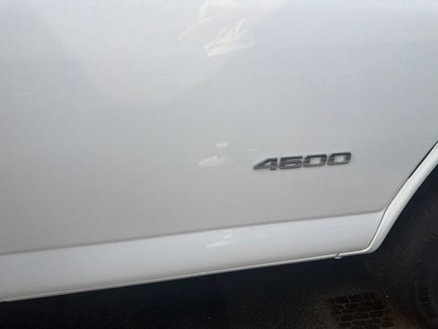 Used 2015 Chevrolet Express 4500 RWD image 15