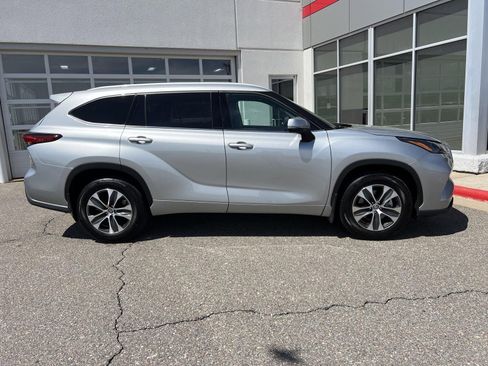 Used 2022 Toyota Highlander XLE AWD/4WD image 16