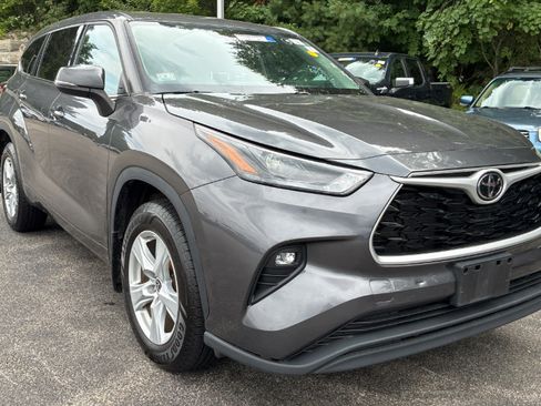 Used 2022 Toyota Highlander LE AWD/4WD image 3