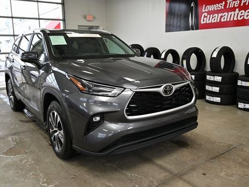 Certified 2023 Toyota Highlander XLE image 3