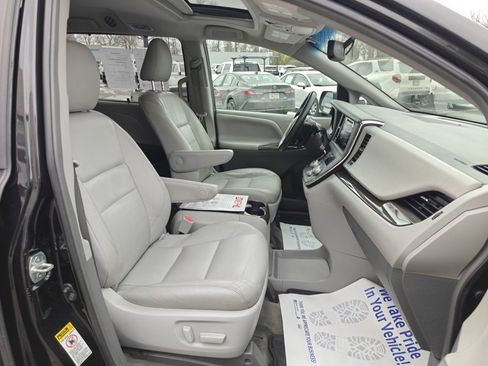 Used 2017 Toyota Sienna XLE image 24