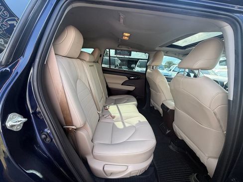Used 2020 Toyota Highlander XLE AWD/4WD image 21