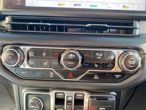 Used 2024 Jeep Wrangler Unlimited Sahara image 32