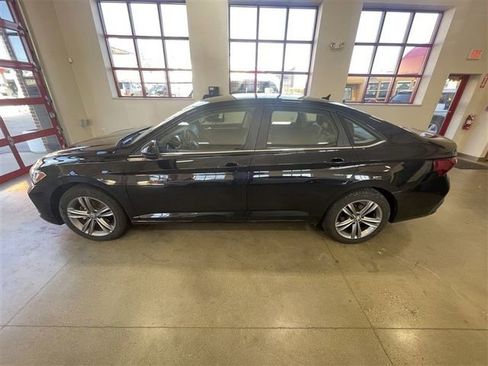 Used 2023 Volkswagen Jetta SE image 4