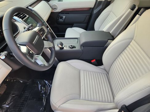 Used 2025 Land Rover Discovery S AWD/4WD image 8