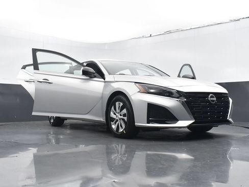 Used 2024 Nissan Altima 2.5 S FWD image 23