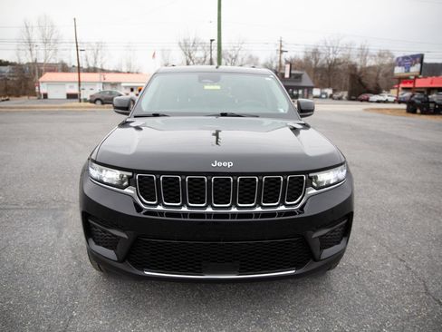 Used 2023 Jeep Grand Cherokee Laredo image 2