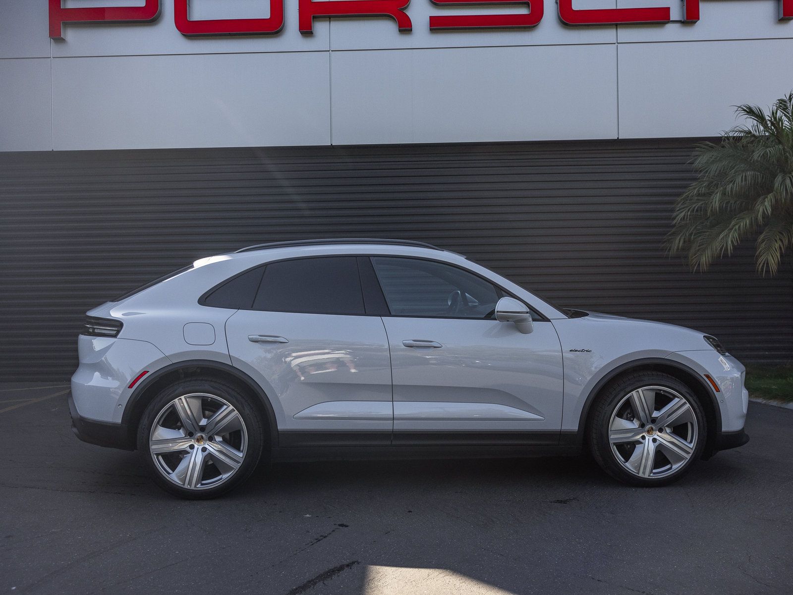 Certified 2025 Porsche Macan 4 Electric AWD/4WD image 10