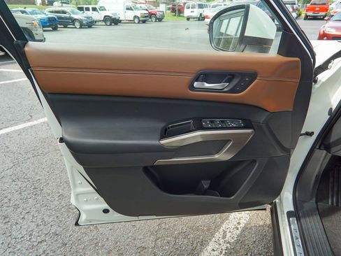 Used 2023 Nissan Pathfinder Platinum AWD/4WD image 19