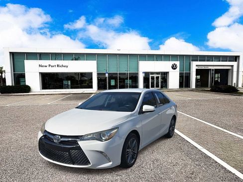Used 2017 Toyota Camry LE image 4