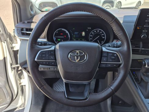 Used 2022 Toyota Sienna Platinum AWD/4WD image 9