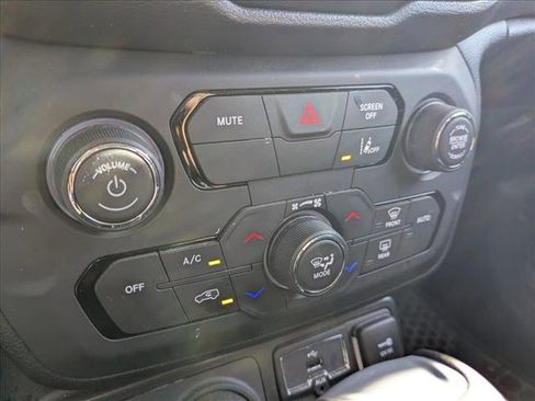 Used 2023 Jeep Renegade Latitude w/ Premium Group AWD/4WD image 10