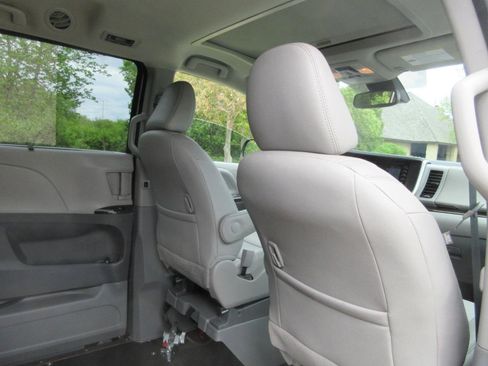 Used 2020 Toyota Sienna XLE w/ XLE Navigation Package FWD image 19