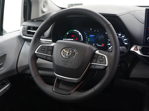 Used 2025 Toyota Sienna XLE image 15