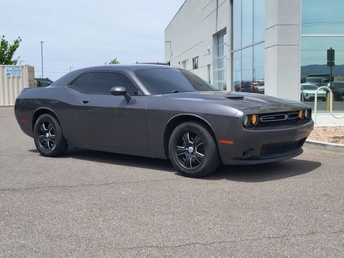 Used 2019 Dodge Challenger SXT RWD image 3