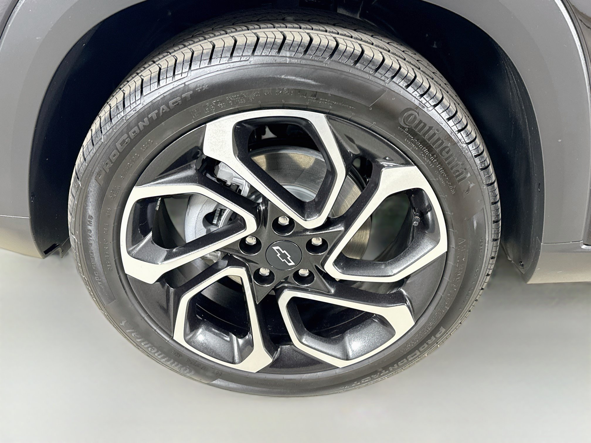 Used 2025 Chevrolet Trax RS w/ Sunroof Package FWD image 37