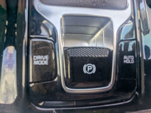 Used 2023 Kia Carnival SX Prestige FWD image 33