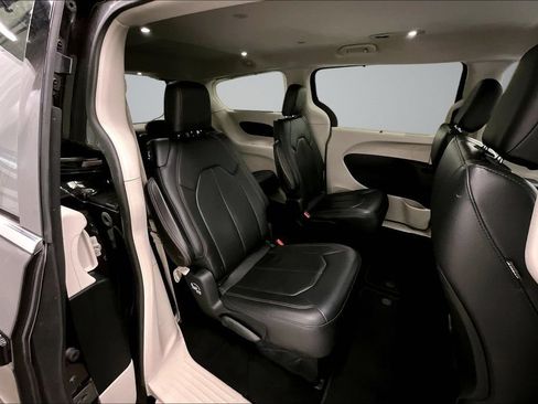 Used 2018 Chrysler Pacifica Touring-L FWD image 24