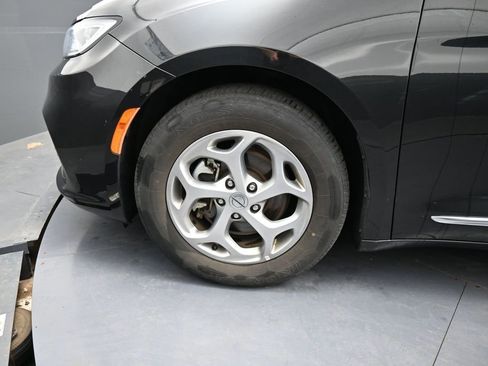 Used 2023 Chrysler Pacifica Limited FWD image 14