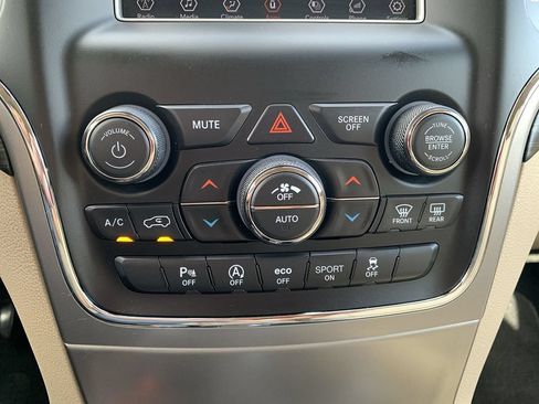 Used 2021 Jeep Grand Cherokee Laredo AWD/4WD image 24