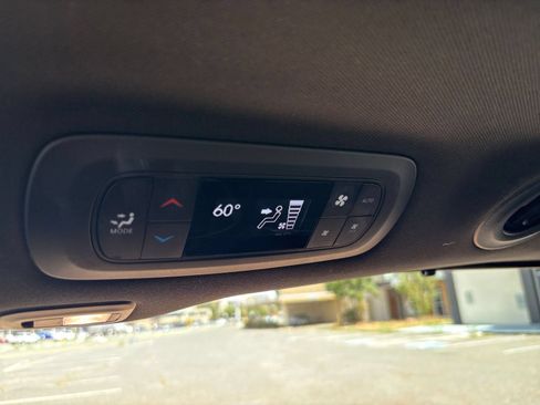 Used 2025 Chrysler Pacifica Limited FWD image 20
