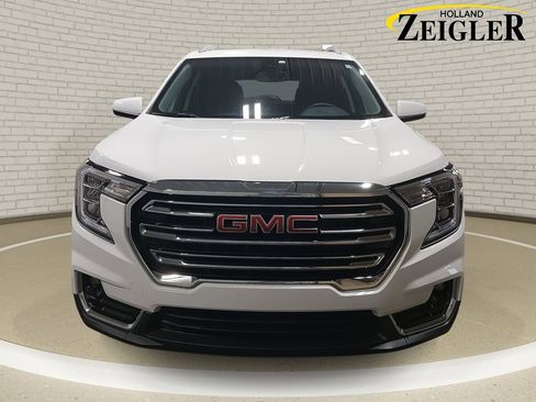 Used 2024 GMC Terrain SLT AWD/4WD image 2
