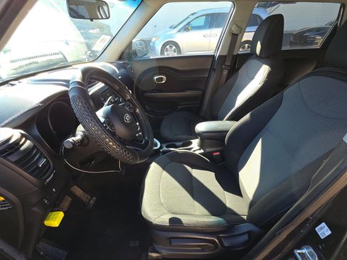 Used 2017 Kia Soul + image 6