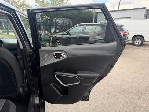 Used 2023 Kia Soul LX w/ LX Technology Package FWD image 13