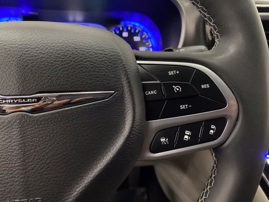Used 2023 Chrysler Pacifica Touring-L FWD image 21