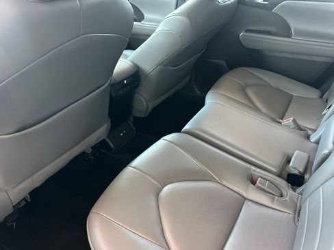 Used 2022 Toyota Highlander XLE AWD/4WD image 14