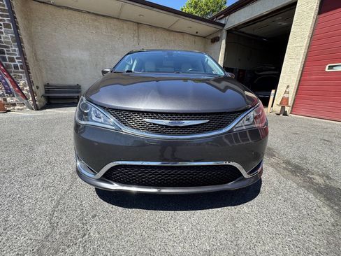 Used 2019 Chrysler Pacifica Touring-L FWD image 12