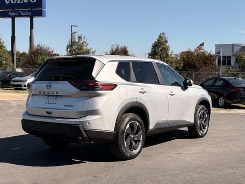 Used 2024 Nissan Rogue SV image 6