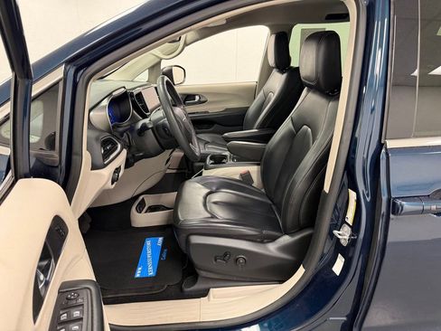 Used 2023 Chrysler Pacifica Touring-L FWD image 18