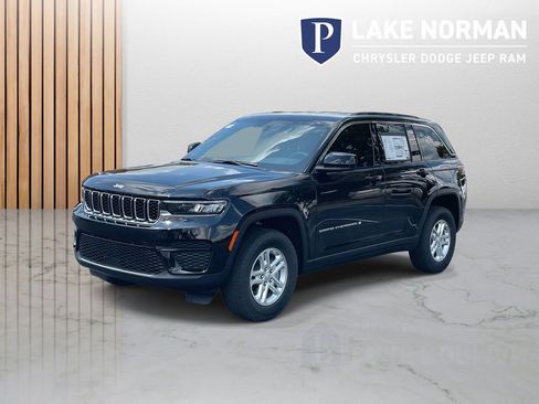 New 2025 Jeep Grand Cherokee Laredo image 4