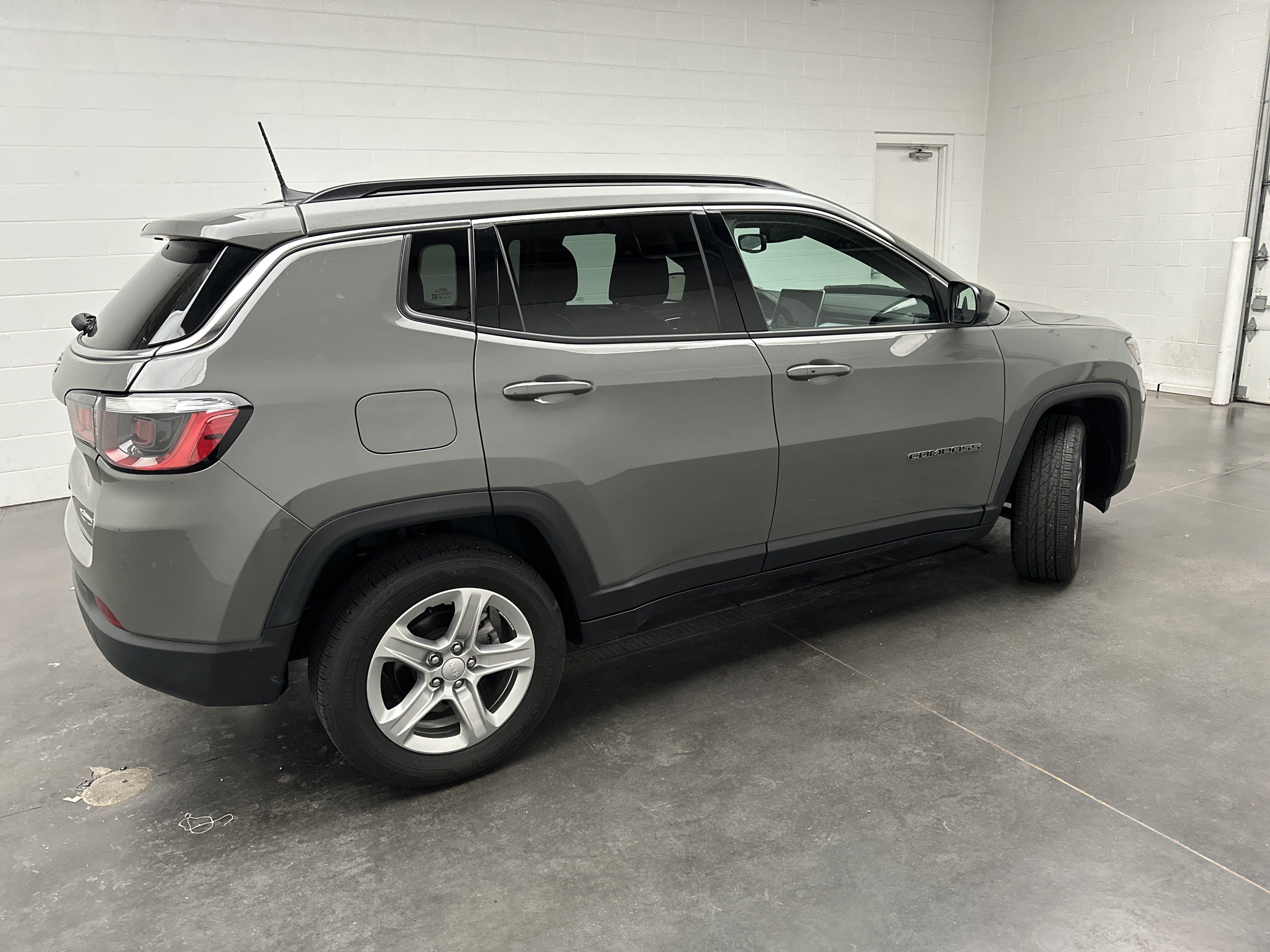 Used 2023 Jeep Compass Latitude AWD/4WD image 9