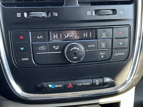Used 2015 Chrysler Town & Country Touring FWD image 31