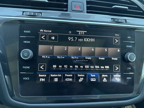 Used 2021 Volkswagen Tiguan SE w/ Panoramic Sunroof Package image 29