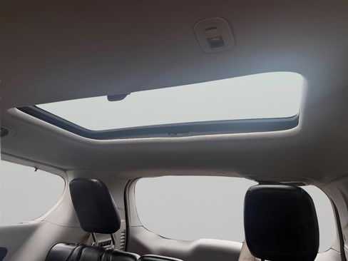 Used 2018 Chrysler Pacifica Limited FWD image 13