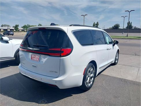 Used 2023 Chrysler Pacifica Limited FWD image 5