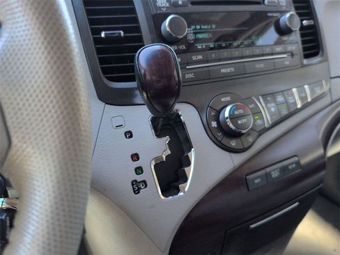 Used 2012 Toyota Sienna XLE image 30