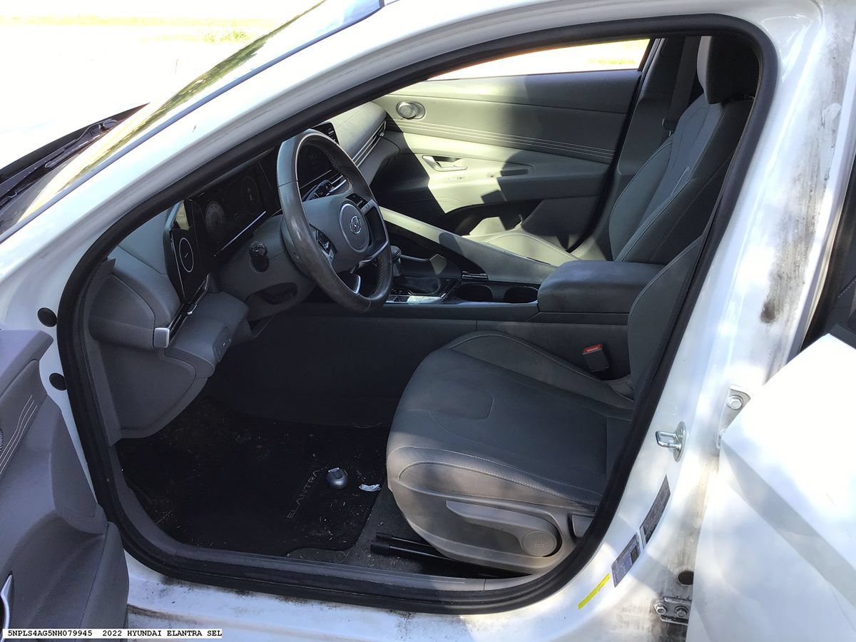 Used 2022 Hyundai Elantra SEL w/ Convenience Package FWD image 8