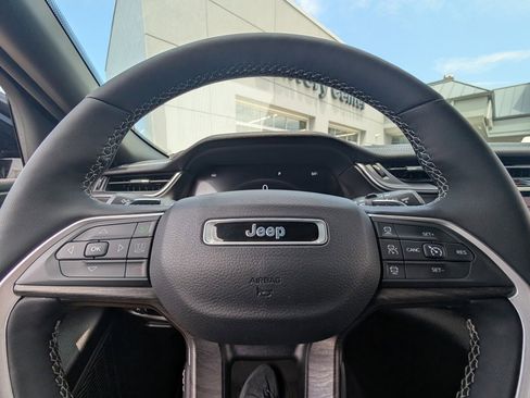 Used 2024 Jeep Grand Cherokee Limited image 19