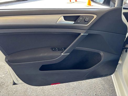 Used 2016 Volkswagen Golf S image 12