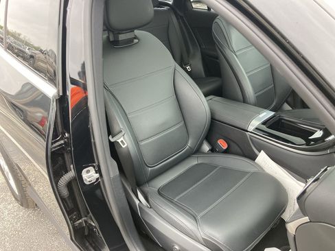 Used 2025 Mercedes-Benz GLC 300 4MATIC image 28