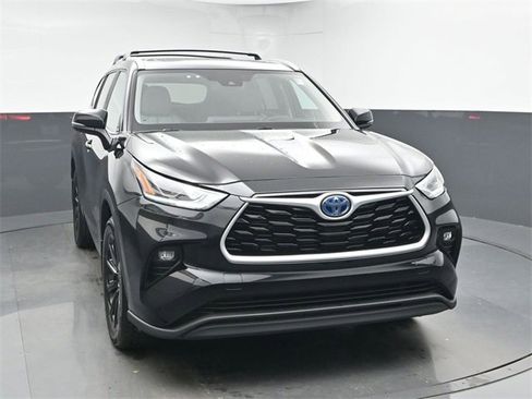 Used 2023 Toyota Highlander Bronze Edition image 2