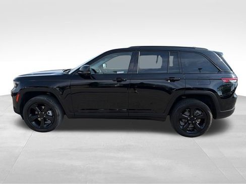 Used 2023 Jeep Grand Cherokee Limited w/ Luxury Tech Group II AWD/4WD image 4