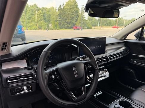 Used 2025 Lincoln Corsair AWD image 11