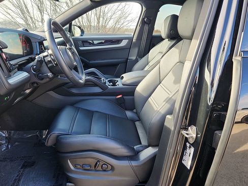 Used 2025 Porsche Cayenne S image 5